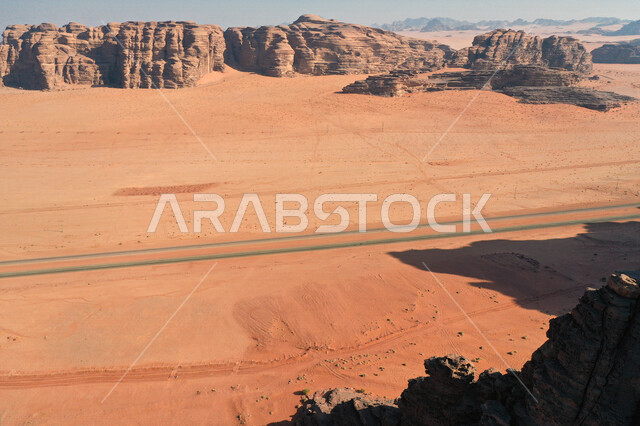 صورة للتكوينات الصخرية في منطقة بجدة نيوم  شمال غرب المملكة العربية السعودية ، مناظر طبيعية خلابة للرمال الذهبية ، جبال ذات تشكيلات صخرية جذابة في تبوك ، معالم حضارية سياحية في المملكة العربية السعودية .