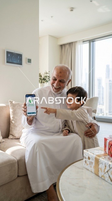 جد إماراتي يرسل عيدية رقمية لحفيده عبر الهاتف