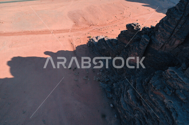 صورة للتكوينات الصخرية في منطقة بجدة نيوم  شمال غرب المملكة العربية السعودية ، مناظر طبيعية خلابة للرمال الذهبية ، جبال ذات تشكيلات صخرية جذابة في تبوك ، معالم حضارية سياحية في المملكة العربية السعودية .