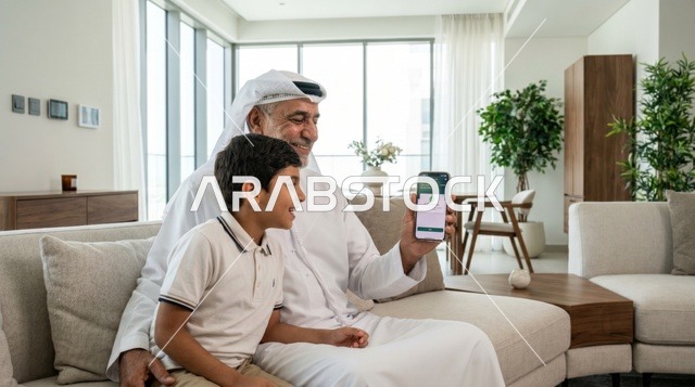 جد إماراتي يوزع العيدية الرقمية عبر الهاتف الذكي