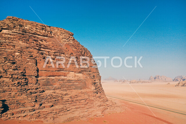 صورة للتكوينات الصخرية في منطقة بجدة نيوم  شمال غرب المملكة العربية السعودية ، مناظر طبيعية خلابة للرمال الذهبية ، جبال ذات تشكيلات صخرية جذابة في تبوك ، معالم حضارية سياحية في المملكة العربية السعودية .