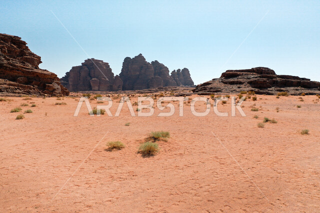 صورة للتكوينات الصخرية في منطقة بجدة نيوم  شمال غرب المملكة العربية السعودية ، مناظر طبيعية خلابة للرمال الذهبية ، جبال ذات تشكيلات صخرية جذابة في تبوك ، معالم حضارية سياحية في المملكة العربية السعودية .