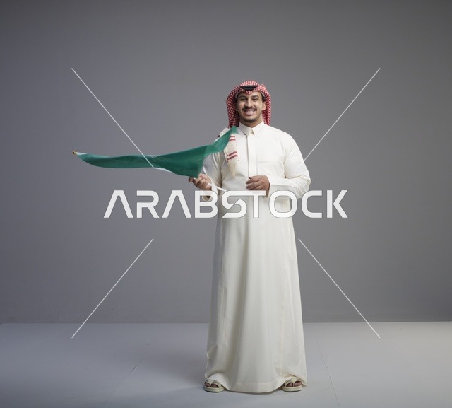 رجل سعودي يرفع علم المملكة العربية السعودية