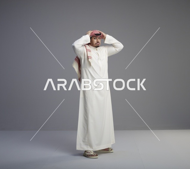 رجل سعودي بالزي التقليدي بتعبير وجه مندهش