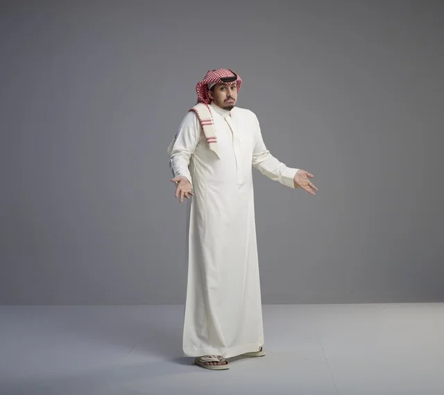 رجل سعودي بالزي التقليدي بوضعية استغراب في الاستوديو