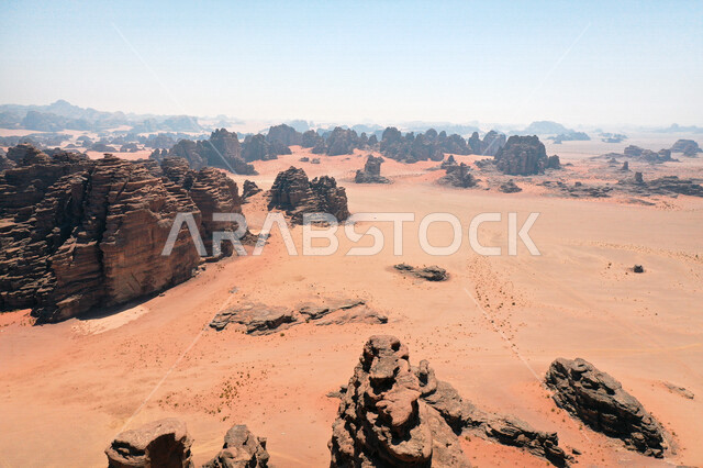 صورة للتكوينات الصخرية في منطقة بجدة نيوم  شمال غرب المملكة العربية السعودية ، مناظر طبيعية خلابة للرمال الذهبية ، جبال ذات تشكيلات صخرية جذابة في تبوك ، معالم حضارية سياحية في المملكة العربية السعودية .