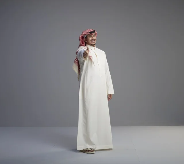 رجل سعودي بالزي التقليدي يمد يده للمصافحة