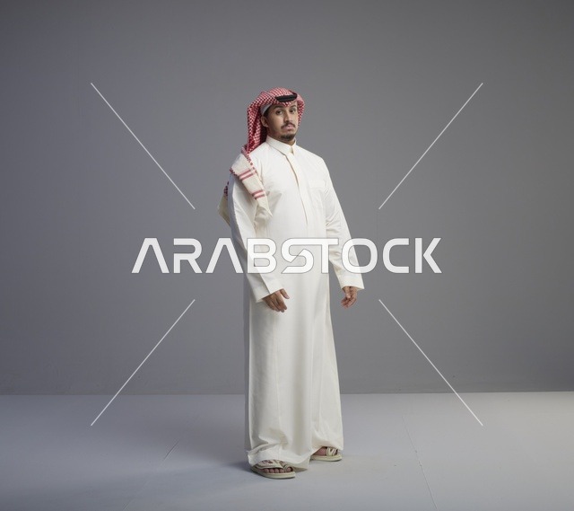 رجل سعودي بالثوب والشماغ التقليدي في الاستوديو