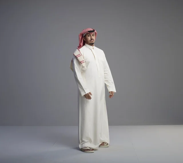 رجل سعودي بالثوب والشماغ التقليدي في الاستوديو
