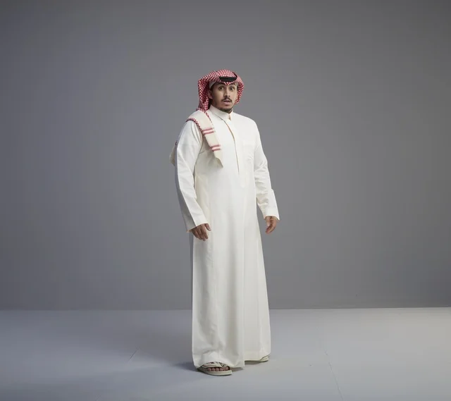 رجل سعودي بالزي التقليدي بتعبيرات وجه مندهشة