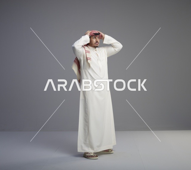 رجل سعودي بالثوب التقليدي بتعبيرات وجه مصدومة