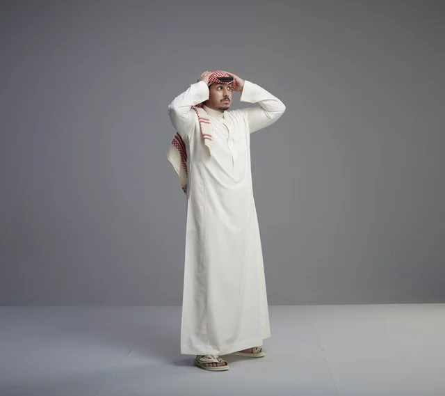 رجل سعودي بالثوب التقليدي بتعبيرات وجه مصدومة