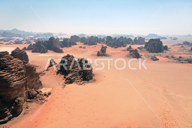 صورة للتكوينات الصخرية في منطقة بجدة نيوم  شمال غرب المملكة العربية السعودية ، مناظر طبيعية خلابة للرمال الذهبية ، جبال ذات تشكيلات صخرية جذابة في تبوك ، معالم حضارية سياحية في المملكة العربية السعودية .