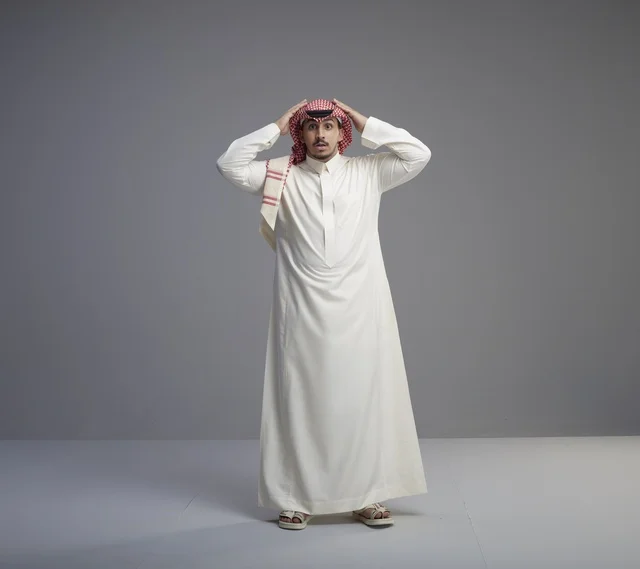 رجل سعودي مصدوم بالزي التقليدي في الاستوديو