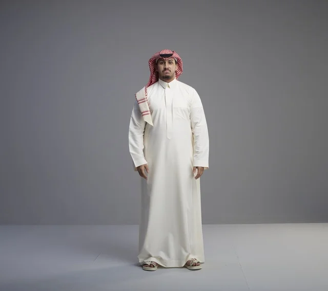 رجل سعودي بالزي التقليدي الثوب والشماغ في الاستوديو
