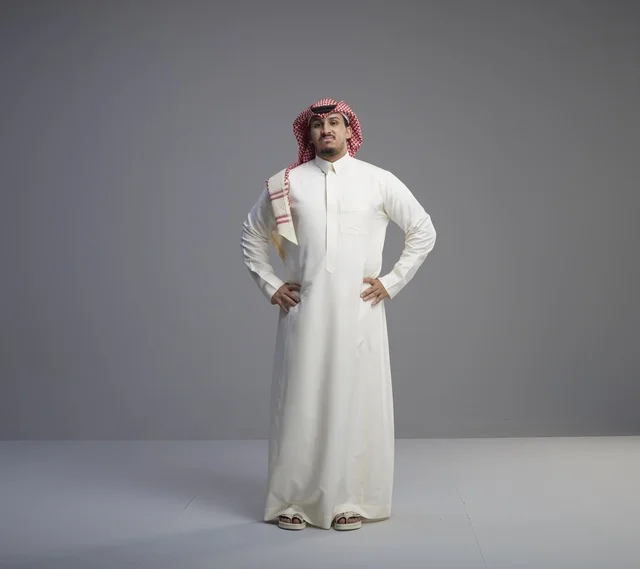 رجل سعودي بالثوب الأبيض والشماغ التقليدي