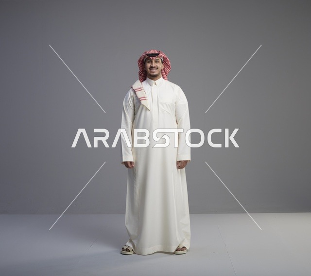رجل سعودي بالزي التقليدي الثوب والشماغ