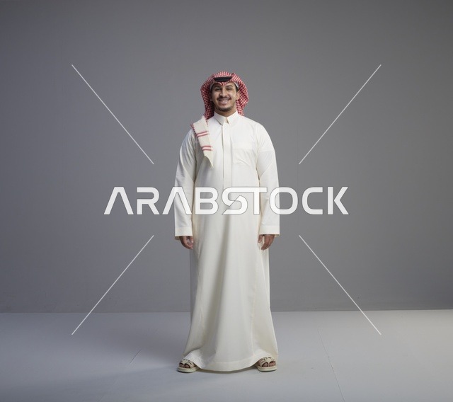رجل سعودي بالثوب والشماغ التقليدي في استوديو