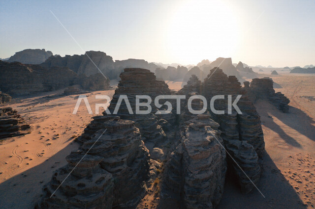 صورة للتكوينات الصخرية في منطقة بجدة نيوم  شمال غرب المملكة العربية السعودية ، مناظر طبيعية خلابة للرمال الذهبية ، جبال ذات تشكيلات صخرية جذابة في تبوك ، معالم حضارية سياحية في المملكة العربية السعودية .