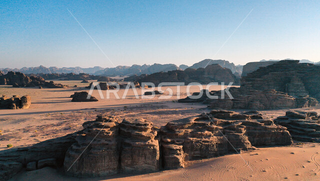 صورة للتكوينات الصخرية في منطقة بجدة نيوم  شمال غرب المملكة العربية السعودية ، مناظر طبيعية خلابة للرمال الذهبية ، جبال ذات تشكيلات صخرية جذابة في تبوك ، معالم حضارية سياحية في المملكة العربية السعودية .