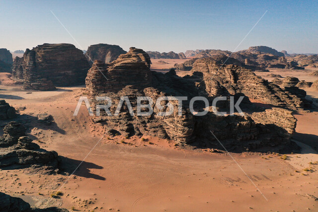 صورة للتكوينات الصخرية في منطقة بجدة نيوم  شمال غرب المملكة العربية السعودية ، مناظر طبيعية خلابة للرمال الذهبية ، جبال ذات تشكيلات صخرية جذابة في تبوك ، معالم حضارية سياحية في المملكة العربية السعودية .