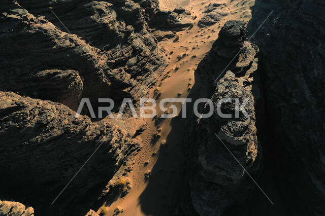 صورة للتكوينات الصخرية في منطقة بجدة نيوم  شمال غرب المملكة العربية السعودية ، مناظر طبيعية خلابة للرمال الذهبية ، جبال ذات تشكيلات صخرية جذابة في تبوك ، معالم حضارية سياحية في المملكة العربية السعودية .