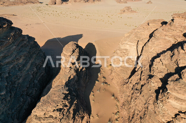 صورة للتكوينات الصخرية في منطقة بجدة نيوم  شمال غرب المملكة العربية السعودية ، مناظر طبيعية خلابة للرمال الذهبية ، جبال ذات تشكيلات صخرية جذابة في تبوك ، معالم حضارية سياحية في المملكة العربية السعودية .