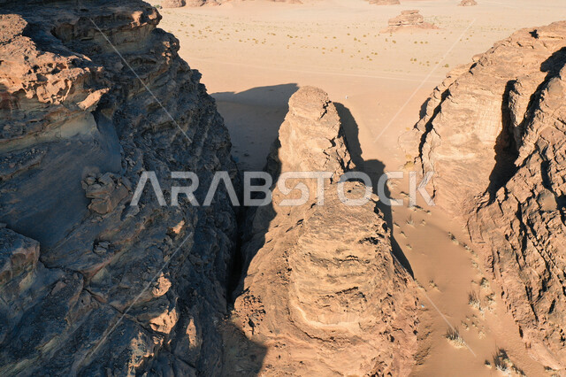 صورة للتكوينات الصخرية في منطقة بجدة نيوم  شمال غرب المملكة العربية السعودية ، مناظر طبيعية خلابة للرمال الذهبية ، جبال ذات تشكيلات صخرية جذابة في تبوك ، معالم حضارية سياحية في المملكة العربية السعودية .