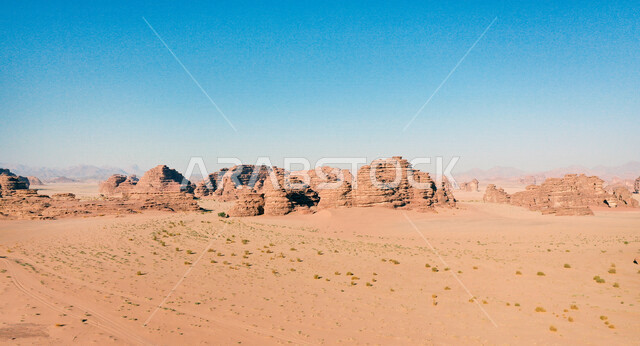 صورة للتكوينات الصخرية في منطقة بجدة نيوم  شمال غرب المملكة العربية السعودية ، مناظر طبيعية خلابة للرمال الذهبية ، جبال ذات تشكيلات صخرية جذابة في تبوك ، معالم حضارية سياحية في المملكة العربية السعودية .