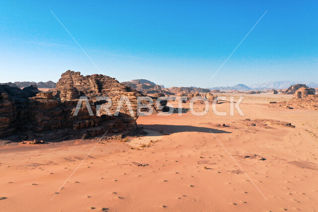 صورة للتكوينات الصخرية في منطقة بجدة نيوم  شمال غرب المملكة العربية السعودية ، مناظر طبيعية خلابة للرمال الذهبية ، جبال ذات تشكيلات صخرية جذابة في تبوك ، معالم حضارية سياحية في المملكة العربية السعودية .