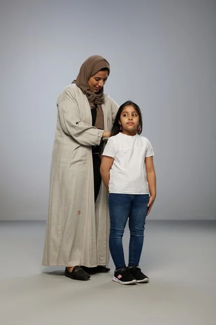 أم سعودية تصفف شعر ابنتها في الاستوديو