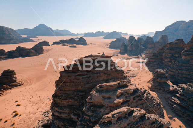 صورة للتكوينات الصخرية في منطقة بجدة نيوم  شمال غرب المملكة العربية السعودية ، مناظر طبيعية خلابة للرمال الذهبية ، جبال ذات تشكيلات صخرية جذابة في تبوك ، معالم حضارية سياحية في المملكة العربية السعودية .