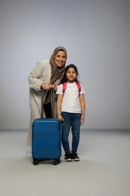 أم وابنتها السعوديتان مع حقيبة سفر في الاستوديو
