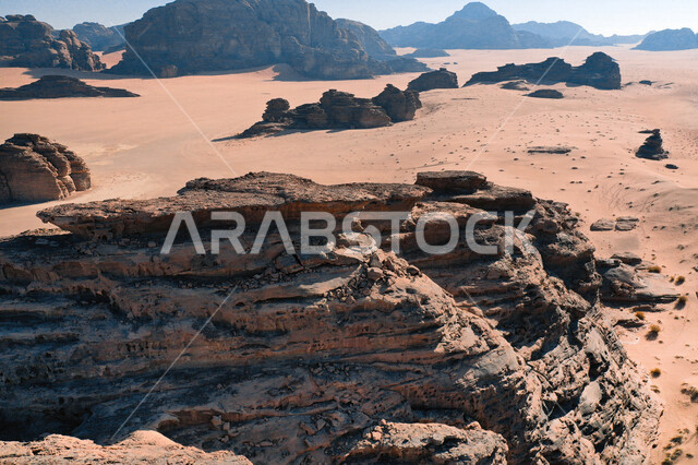 صورة للتكوينات الصخرية في منطقة بجدة نيوم  شمال غرب المملكة العربية السعودية ، مناظر طبيعية خلابة للرمال الذهبية ، جبال ذات تشكيلات صخرية جذابة في تبوك ، معالم حضارية سياحية في المملكة العربية السعودية .
