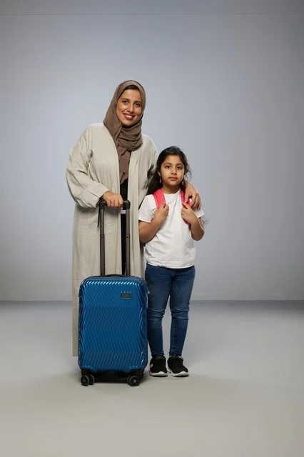 أم وابنتها السعودية مع حقيبة سفر