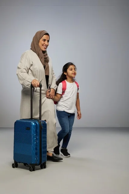 أم وابنتها السعوديتان تسافران مع حقيبة سفر