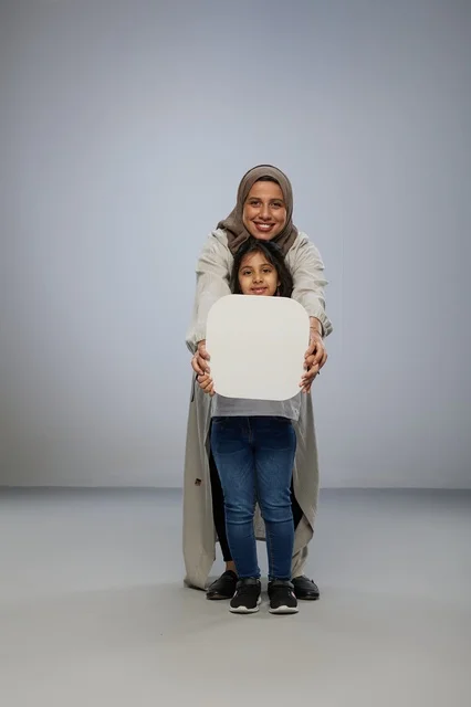 أم وابنة سعودية تحملان لوحة بيضاء فارغة أم وابنة سعودية تحملان لوحة بيضاء فارغة