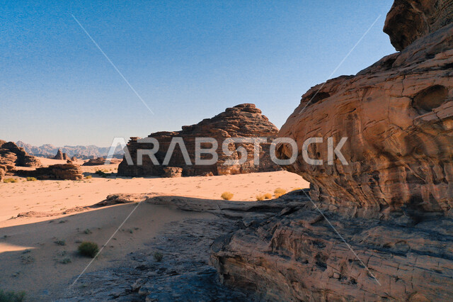 صورة للتكوينات الصخرية في منطقة بجدة نيوم  شمال غرب المملكة العربية السعودية ، مناظر طبيعية خلابة للرمال الذهبية ، جبال ذات تشكيلات صخرية جذابة في تبوك ، معالم حضارية سياحية في المملكة العربية السعودية .