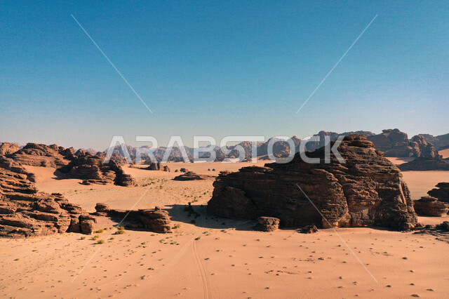 صورة للتكوينات الصخرية في منطقة بجدة نيوم  شمال غرب المملكة العربية السعودية ، مناظر طبيعية خلابة للرمال الذهبية ، جبال ذات تشكيلات صخرية جذابة في تبوك ، معالم حضارية سياحية في المملكة العربية السعودية .