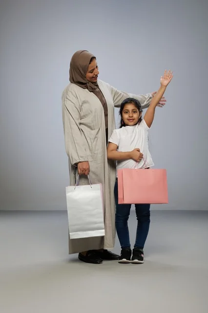 أم وابنتها سعوديتان مع أكياس تسوق