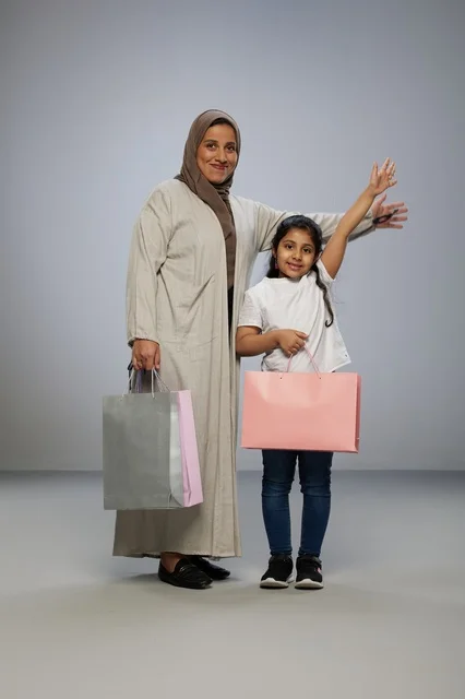 أم وابنتها السعوديتان مع أكياس التسوق