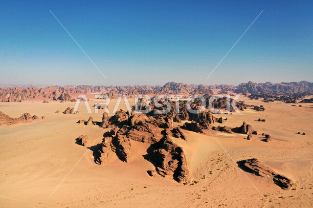 صورة للتكوينات الصخرية في منطقة بجدة نيوم  شمال غرب المملكة العربية السعودية ، مناظر طبيعية خلابة للرمال الذهبية ، جبال ذات تشكيلات صخرية جذابة في تبوك ، معالم حضارية سياحية في المملكة العربية السعودية .