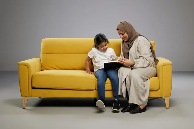 أم سعودية تقرأ كتاباً مع ابنتها في الاستوديو