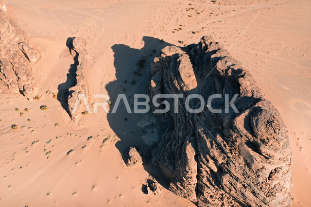 صورة للتكوينات الصخرية في منطقة بجدة نيوم  شمال غرب المملكة العربية السعودية ، مناظر طبيعية خلابة للرمال الذهبية ، جبال ذات تشكيلات صخرية جذابة في تبوك ، معالم حضارية سياحية في المملكة العربية السعودية .