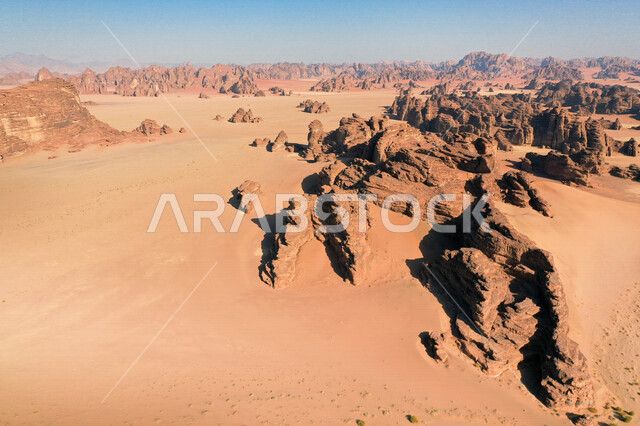 صورة للتكوينات الصخرية في منطقة بجدة نيوم  شمال غرب المملكة العربية السعودية ، مناظر طبيعية خلابة للرمال الذهبية ، جبال ذات تشكيلات صخرية جذابة في تبوك ، معالم حضارية سياحية في المملكة العربية السعودية .