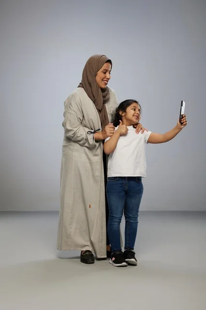 سيلفي الأم السعودية وابنتها بالهاتف الذكي