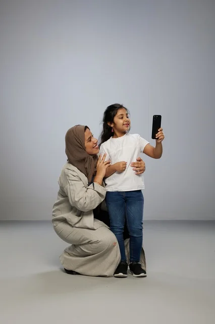 سيلفي أم سعودية مع ابنتها في الاستوديو