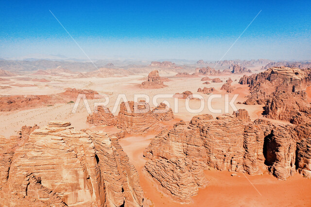 صورة للتكوينات الصخرية في منطقة بجدة نيوم  شمال غرب المملكة العربية السعودية ، مناظر طبيعية خلابة للرمال الذهبية ، جبال ذات تشكيلات صخرية جذابة في تبوك ، معالم حضارية سياحية في المملكة العربية السعودية .