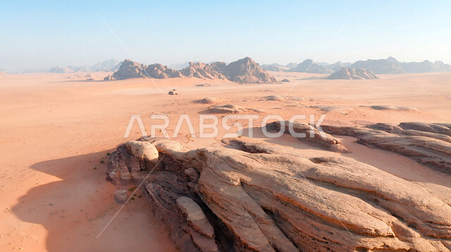 صورة للتكوينات الصخرية في منطقة بجدة نيوم  شمال غرب المملكة العربية السعودية ، مناظر طبيعية خلابة للرمال الذهبية ، جبال ذات تشكيلات صخرية جذابة في تبوك ، معالم حضارية سياحية في المملكة العربية السعودية .