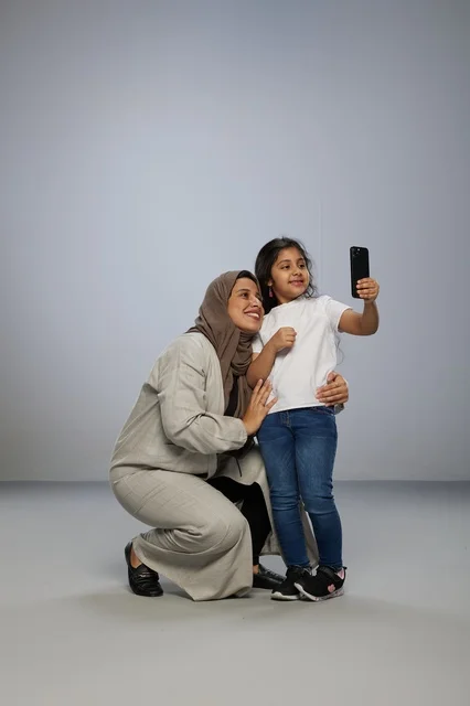 أم سعودية تلتقط صورة سيلفي مع ابنتها بالجوال